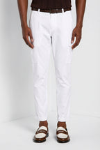 Pantalone cargo uomo Chile Mason's bianco in raso stretch slim fit, vista frontale su modello SS26