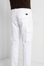 Pantalone cargo uomo Chile Mason's bianco in raso stretch slim fit, vista laterale su modello SS26