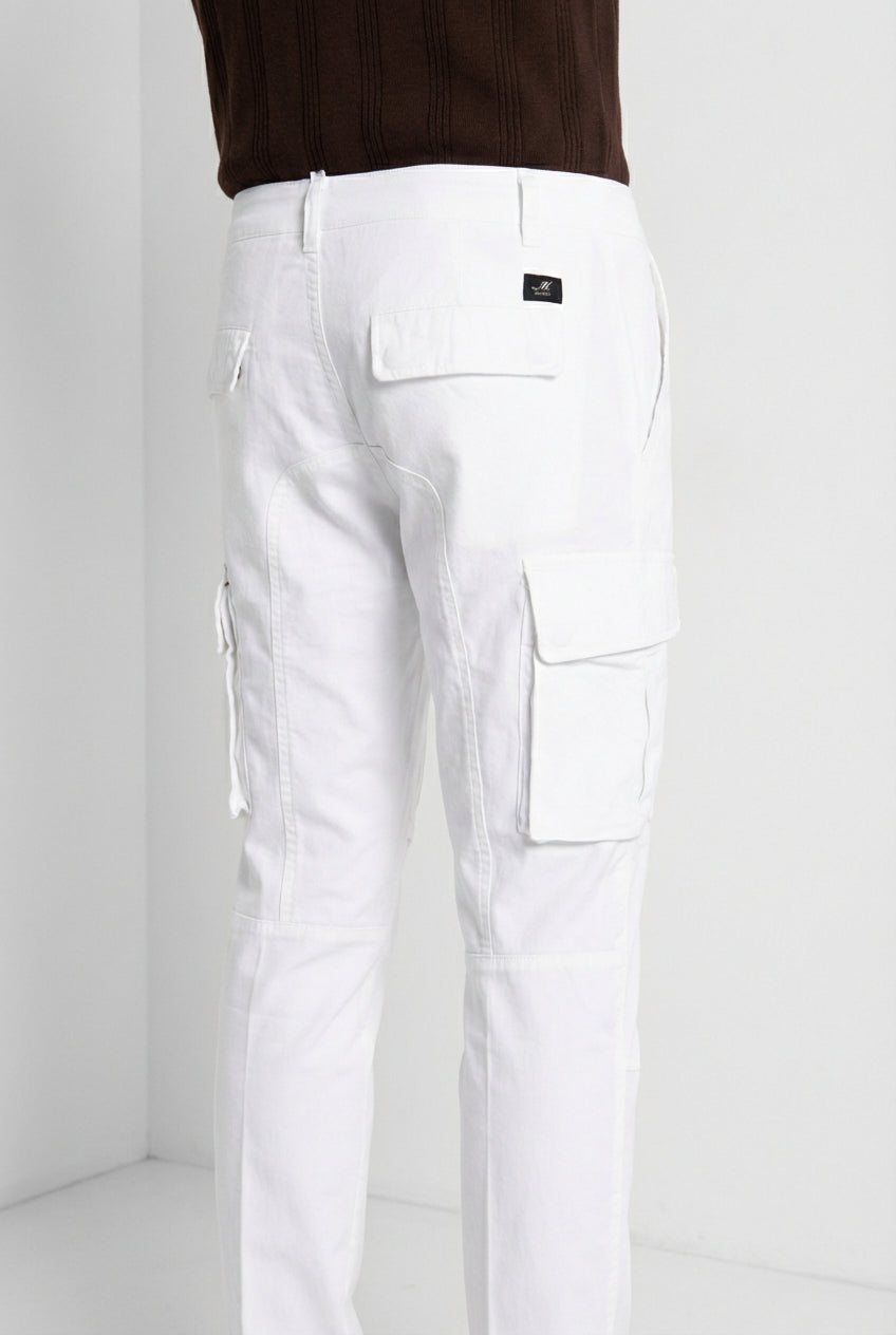 Pantalone cargo uomo Chile Mason's bianco in raso stretch slim fit, vista laterale su modello SS26