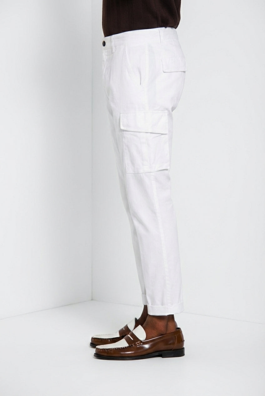 Pantalone cargo uomo Chile Mason's bianco in raso stretch slim fit, vista posteriore su modello SS26