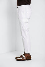 Pantalone cargo uomo Chile Mason's bianco in raso stretch slim fit, vista posteriore su modello SS26