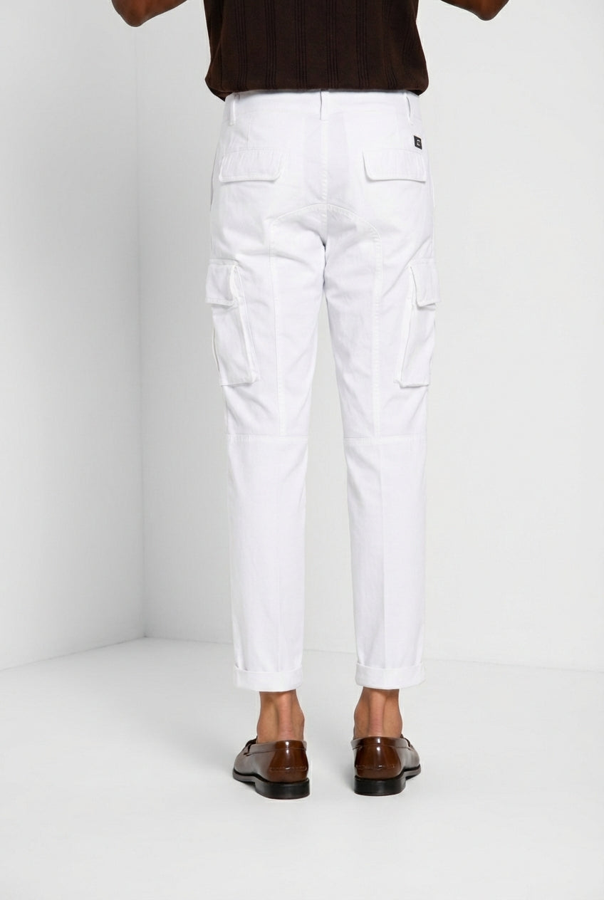 Dettaglio gamba pantalone cargo uomo Chile Mason's bianco in raso stretch SS26