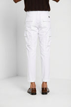 Dettaglio gamba pantalone cargo uomo Chile Mason's bianco in raso stretch SS26