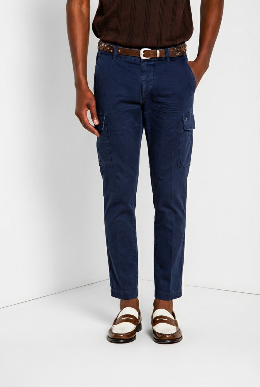 Pantalone cargo uomo Chile Mason's blu navy in raso stretch slim fit, vista frontale su modello SS26
