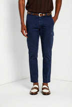 Pantalone cargo uomo Chile Mason's blu navy in raso stretch slim fit, vista frontale su modello SS26