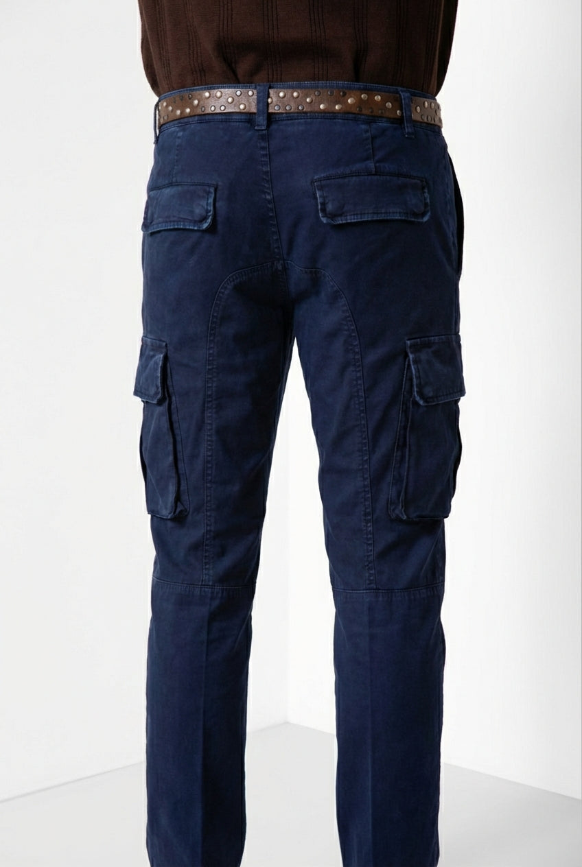 Dettaglio vita e tasche cargo pantalone cargo uomo Chile Mason's blu navy in raso stretch SS26