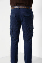 Dettaglio vita e tasche cargo pantalone cargo uomo Chile Mason's blu navy in raso stretch SS26