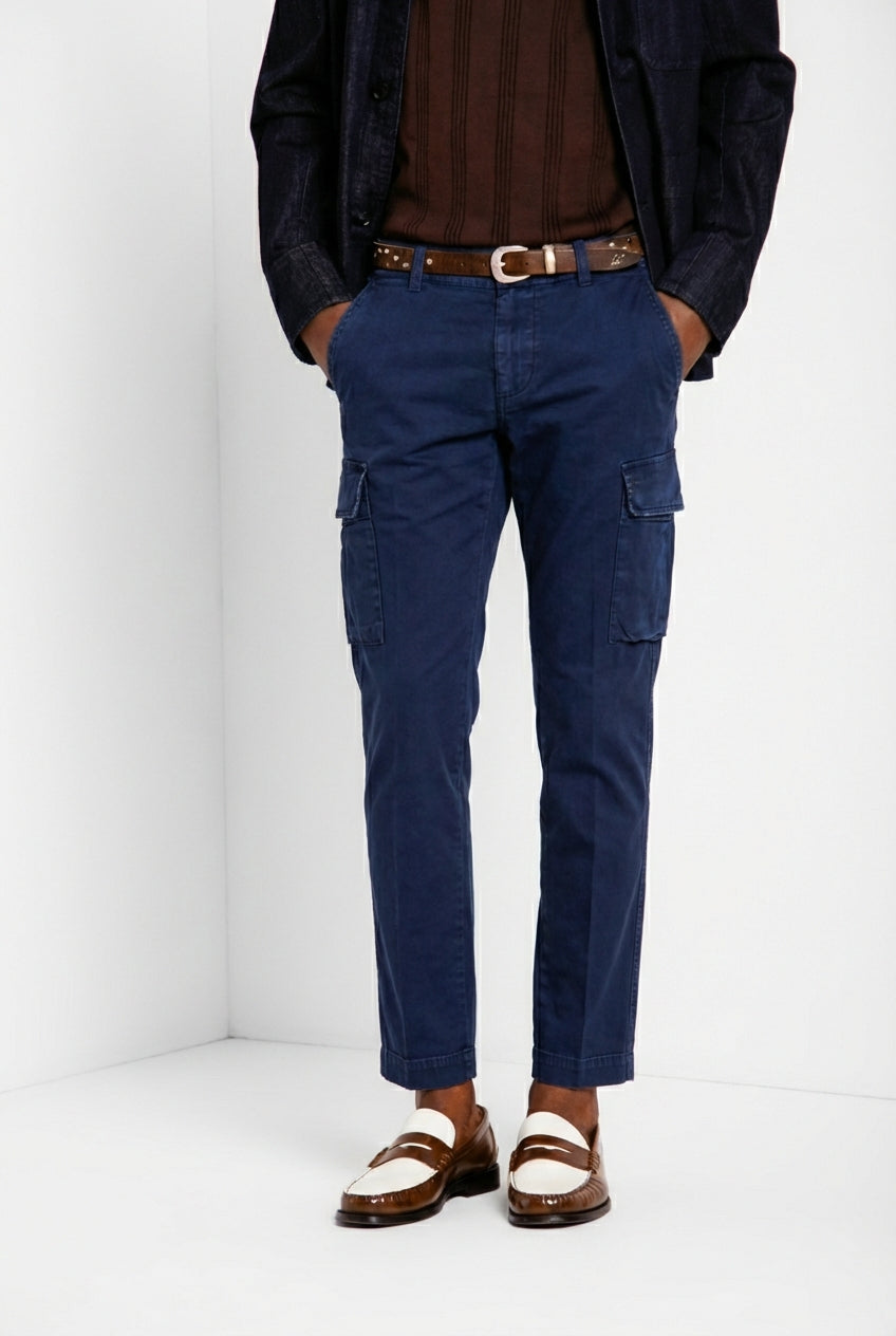 Dettaglio gamba pantalone cargo uomo Chile Mason's blu navy in raso stretch SS26