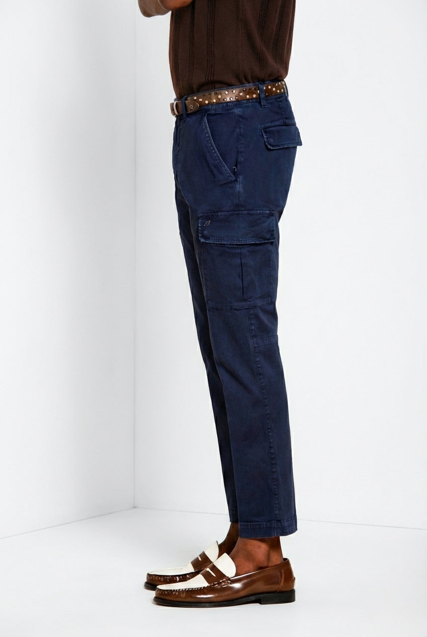 Pantalone cargo uomo Chile Mason's blu navy in raso stretch slim fit, vista laterale su modello SS26