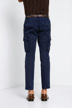Pantalone cargo uomo Chile Mason's blu navy in raso stretch slim fit, vista posteriore su modello SS26