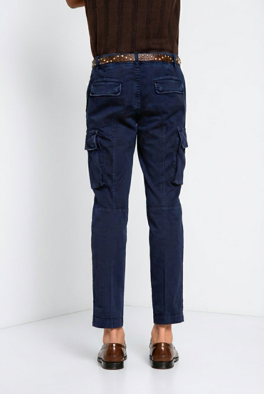 Pantalone cargo uomo Chile Mason's blu navy in raso stretch slim fit, vista posteriore su modello SS26