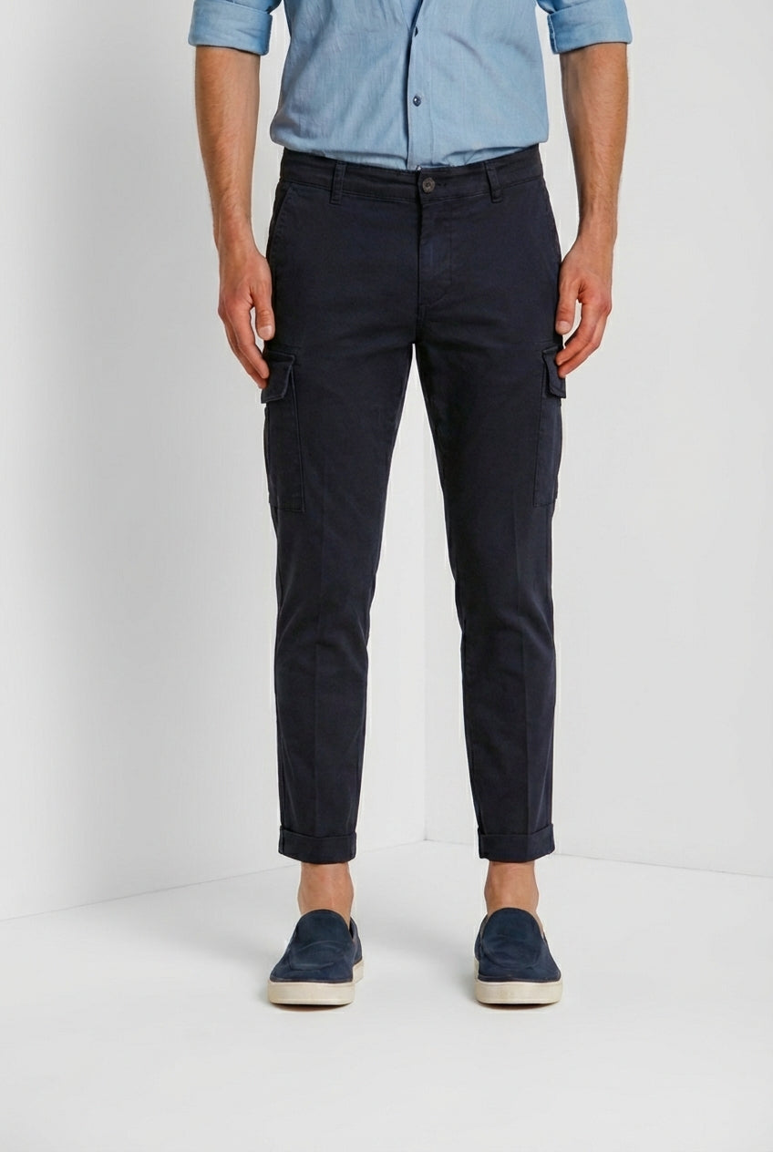 Dettaglio gamba pantalone cargo uomo Chile Mason's blu notte in raso stretch SS26