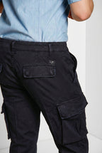 Dettaglio pantalone cargo uomo Chile Mason's blu notte in raso stretch SS26