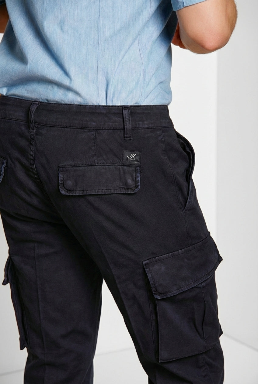 Dettaglio pantalone cargo uomo Chile Mason's blu notte in raso stretch SS26