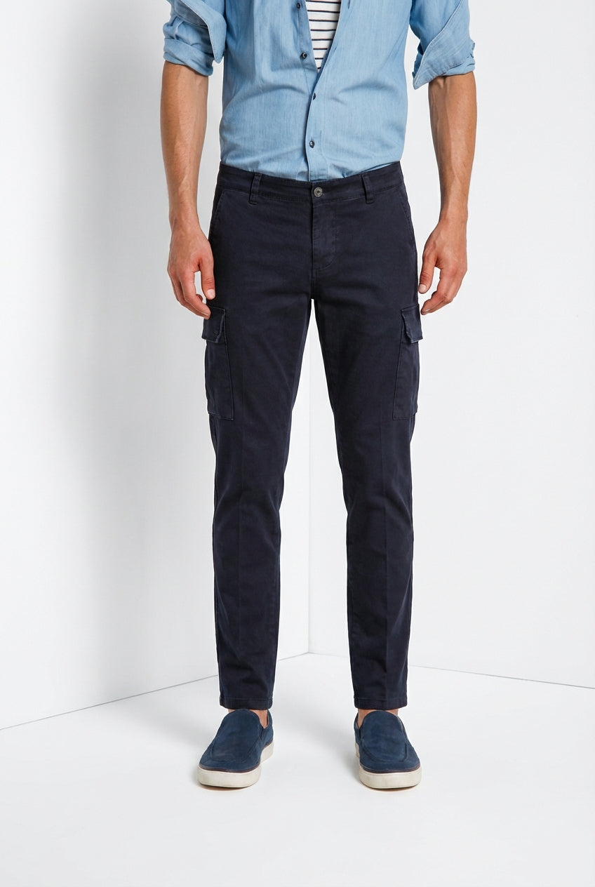 Dettaglio vita e tasche cargo pantalone cargo uomo Chile Mason's blu notte in raso stretch SS26