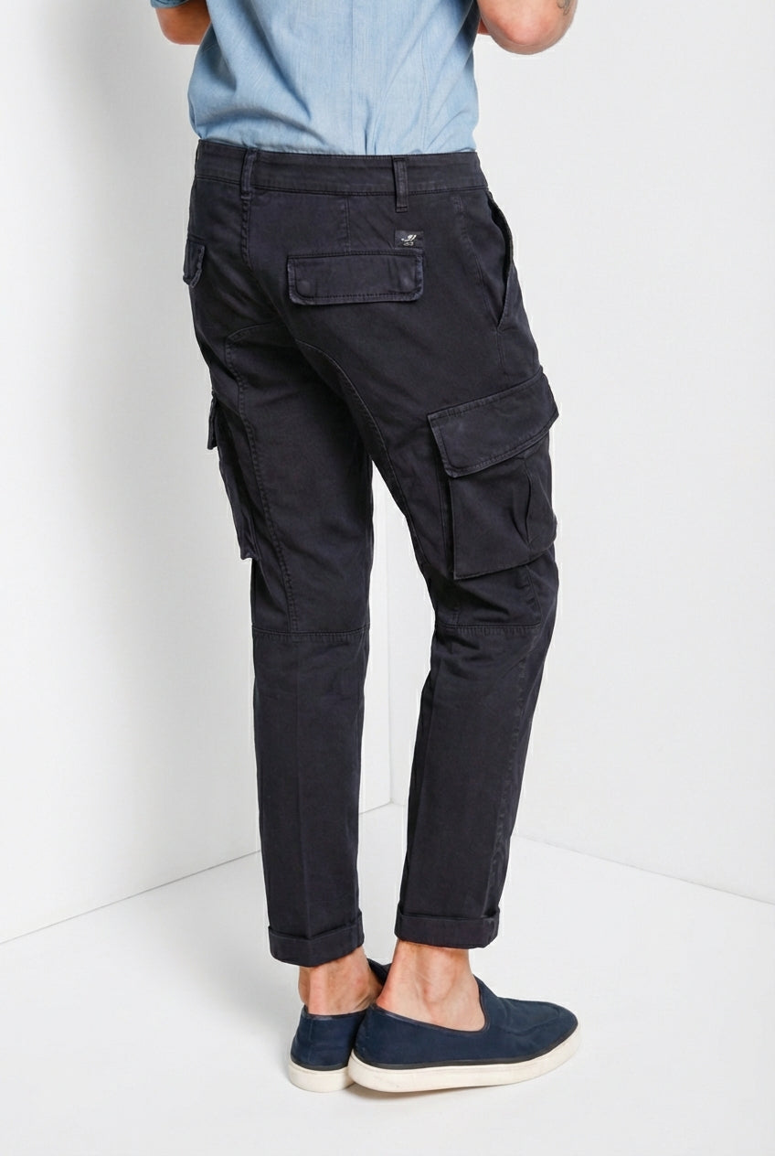Pantalone cargo uomo Chile Mason's blu notte in raso stretch slim fit, vista laterale su modello SS26