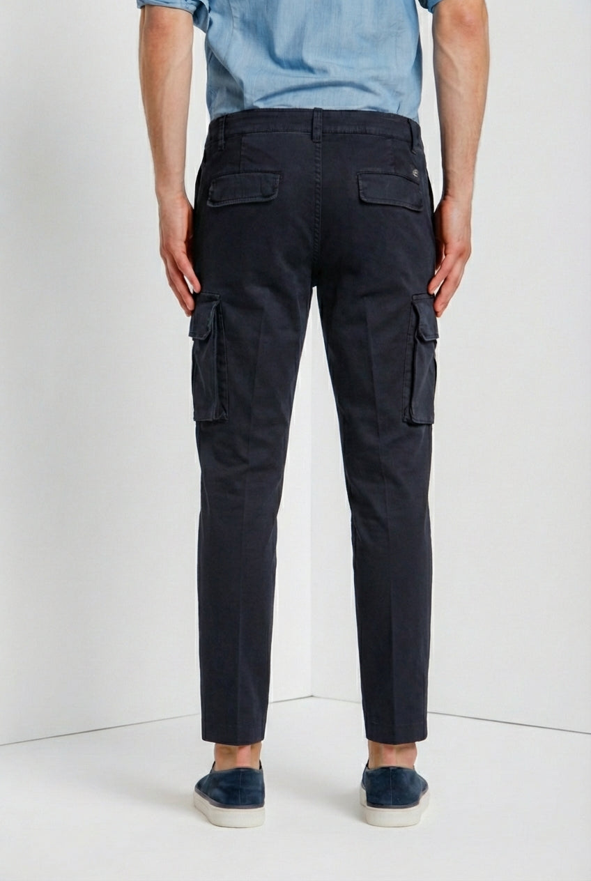 Pantalone cargo uomo Chile Mason's blu notte in raso stretch slim fit, vista posteriore su modello SS26