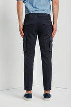 Pantalone cargo uomo Chile Mason's blu notte in raso stretch slim fit, vista posteriore su modello SS26
