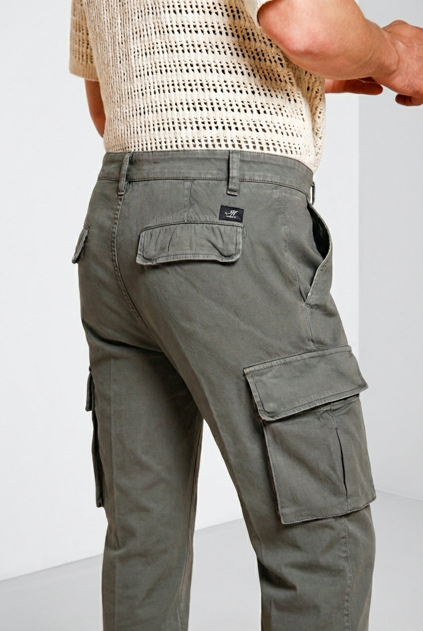 Dettaglio tasca cargo pantalone cargo uomo Chile Mason's verde militare in raso stretch SS26
