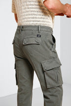 Dettaglio tasca cargo pantalone cargo uomo Chile Mason's verde militare in raso stretch SS26