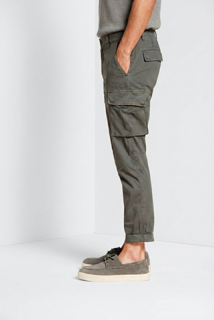 Pantalone cargo uomo Chile Mason's verde militare in raso stretch slim fit, vista posteriore su modello SS26