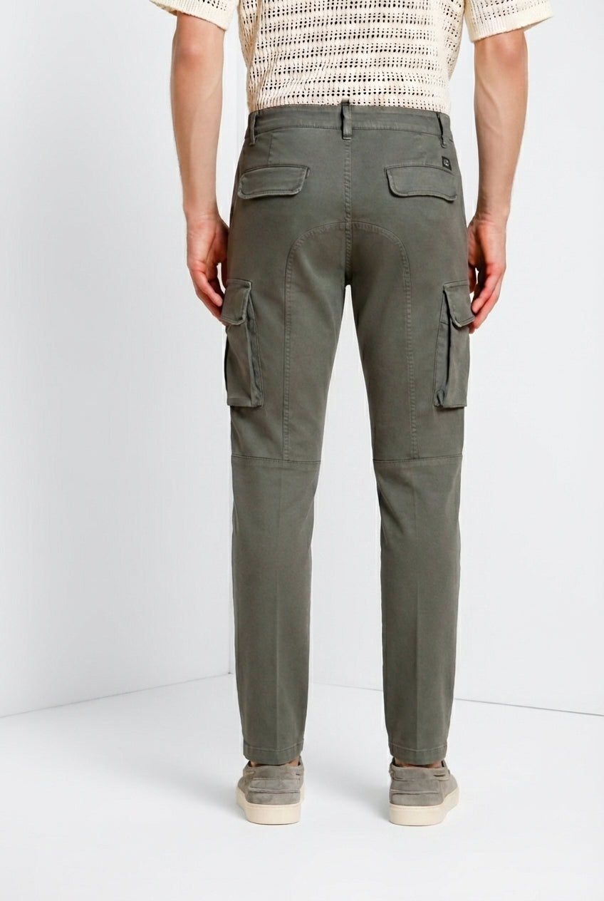 Pantalone cargo uomo Chile Mason's verde militare in raso stretch slim fit, vista laterale su modello SS26