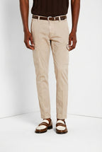 Dettaglio vita e tasche cargo pantalone cargo uomo Chile Mason's beige chiaro in raso stretch SS26