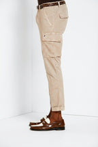 Pantalone cargo uomo Chile Mason's beige chiaro in raso stretch slim fit, vista laterale su modello SS26