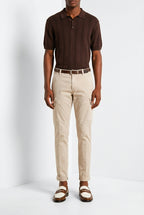 Dettaglio gamba pantalone cargo uomo Chile Mason's beige chiaro in raso stretch SS26
