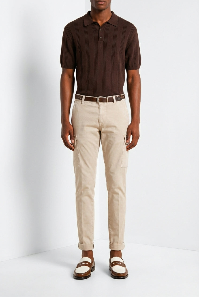Dettaglio gamba pantalone cargo uomo Chile Mason's beige chiaro in raso stretch SS26