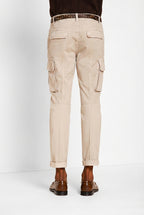 Pantalone cargo uomo Chile Mason's beige chiaro in raso stretch slim fit, vista posteriore su modello SS26