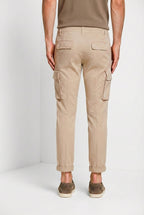 Pantalone cargo uomo Chile Mason's beige medio in raso stretch slim fit, vista posteriore su modello SS26