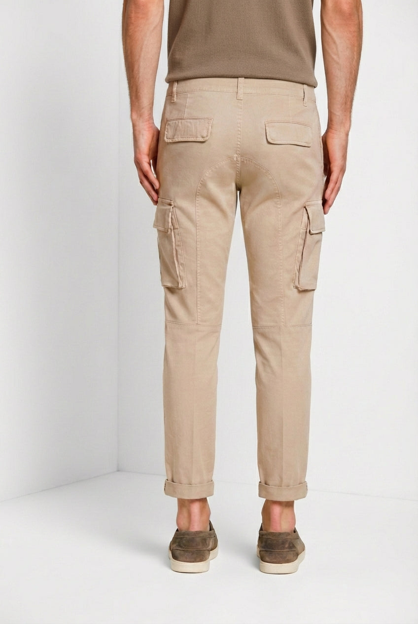 Pantalone cargo uomo Chile Mason's beige medio in raso stretch slim fit, vista posteriore su modello SS26