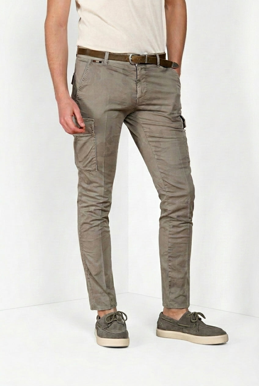 Dettaglio gamba pantalone cargo uomo Chile Mason's salvia in twill SS26