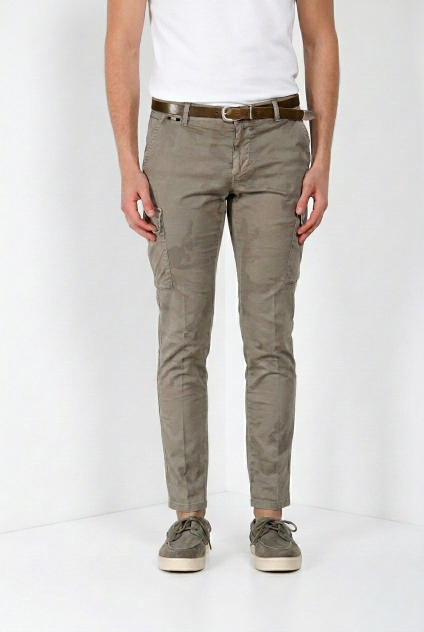 Pantalone cargo uomo Chile Mason's salvia in twill slim fit, vista frontale su modello SS26