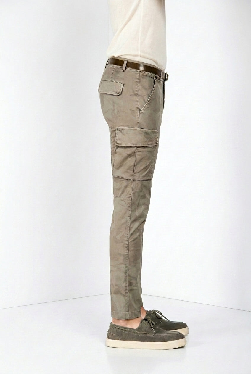 Pantalone cargo uomo Chile Mason's salvia in twill slim fit, vista laterale su modello SS26
