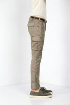 Pantalone cargo uomo Chile Mason's salvia in twill slim fit, vista laterale su modello SS26
