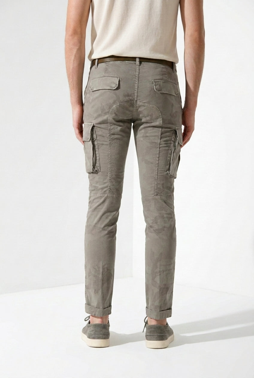 Pantalone cargo uomo Chile Mason's salvia in twill slim fit, vista posteriore su modello SS26