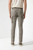 Pantalone cargo uomo Chile Mason's salvia in twill slim fit, vista posteriore su modello SS26
