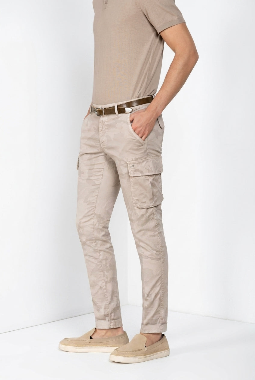 Pantalone cargo uomo Chile Mason's beige in twill slim fit, vista laterale su modello SS26