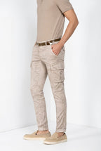 Pantalone cargo uomo Chile Mason's beige in twill slim fit, vista laterale su modello SS26