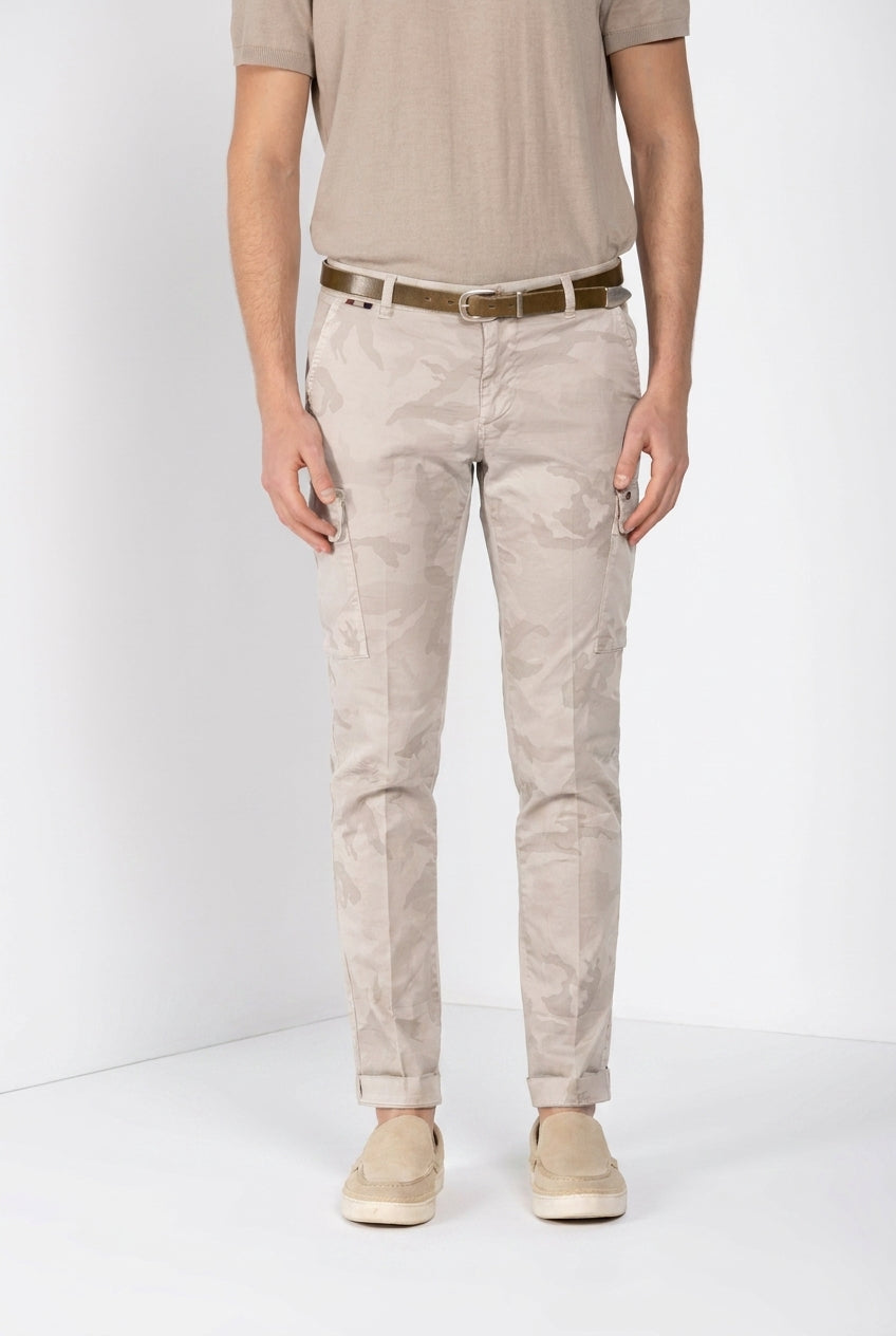 Dettaglio gamba pantalone cargo uomo Chile Mason's beige in twill SS26