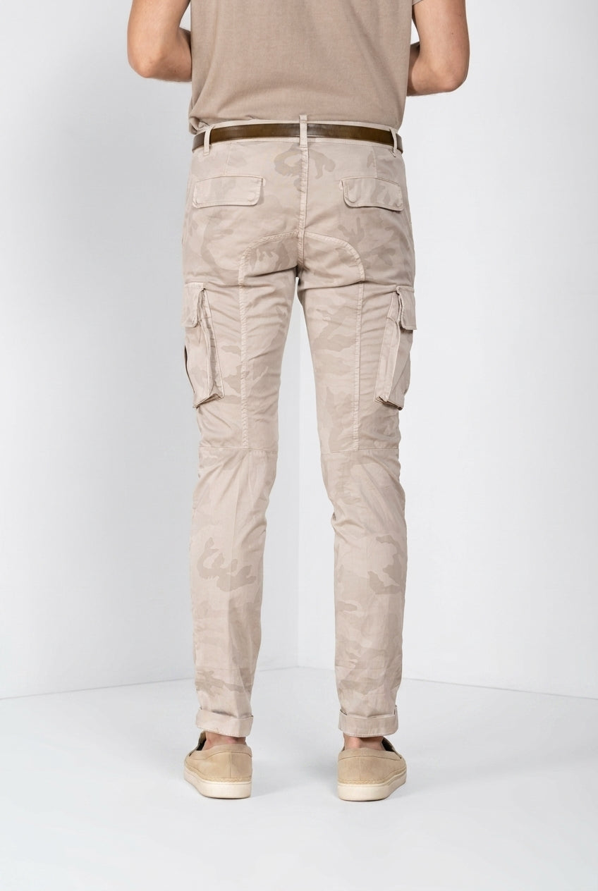 Pantalone cargo uomo Chile Mason's beige in twill slim fit, vista frontale su modello SS26
