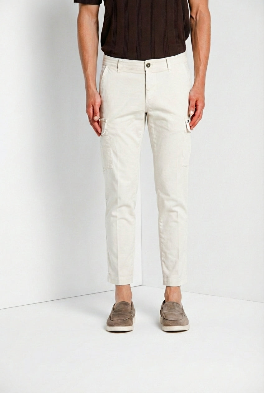 Pantalone cargo uomo Chile Mason's gesso in raso stretch slim fit, vista frontale su modello SS26