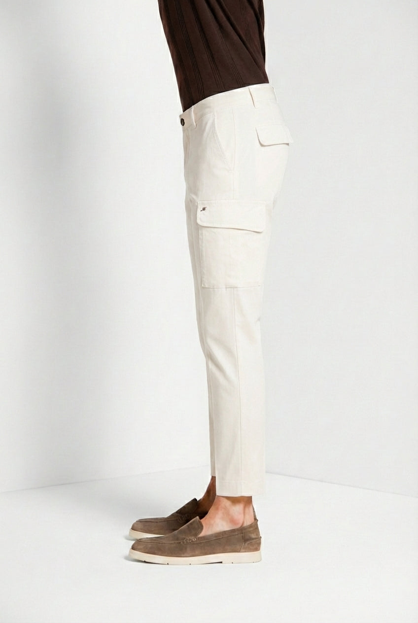 Pantalone cargo uomo Chile Mason's gesso in raso stretch slim fit, vista laterale su modello SS26