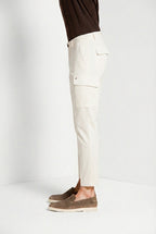 Pantalone cargo uomo Chile Mason's gesso in raso stretch slim fit, vista laterale su modello SS26