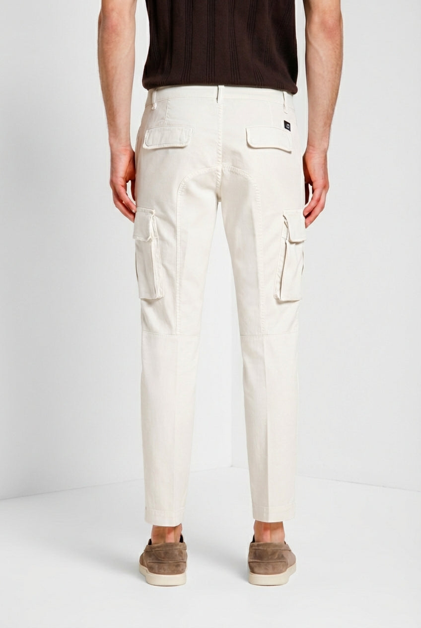 Pantalone cargo uomo Chile Mason's gesso in raso stretch slim fit, vista posteriore su modello SS26