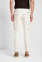 Pantalone cargo uomo Chile Mason's gesso in raso stretch slim fit, vista posteriore su modello SS26