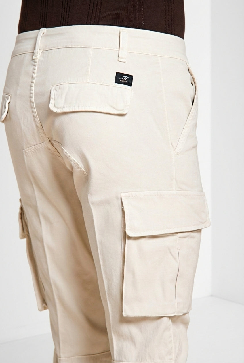 Dettaglio gamba pantalone cargo uomo Chile Mason's gesso in raso stretch SS26
