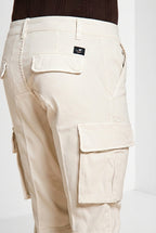 Dettaglio gamba pantalone cargo uomo Chile Mason's gesso in raso stretch SS26